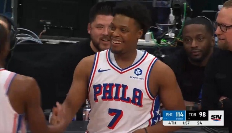 队史绝对功臣！猛龙全场球迷为洛瑞送上掌声 后者在垃圾时间登场