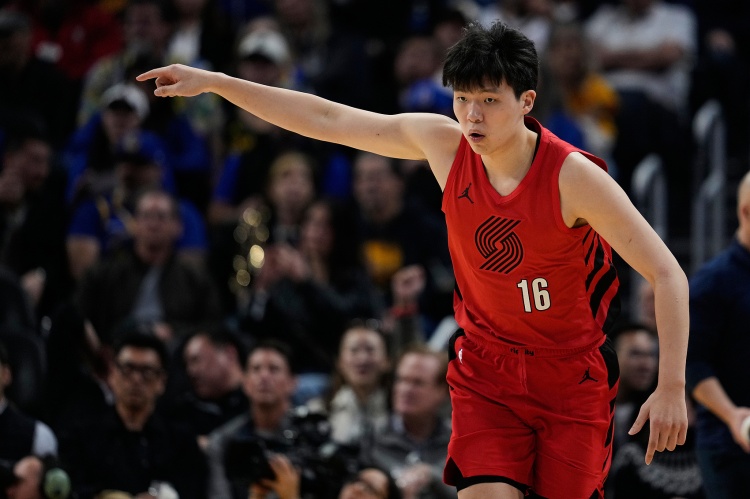 开云体育在线-防守威慑力!杨瀚森篮下补防造成对手传球失误